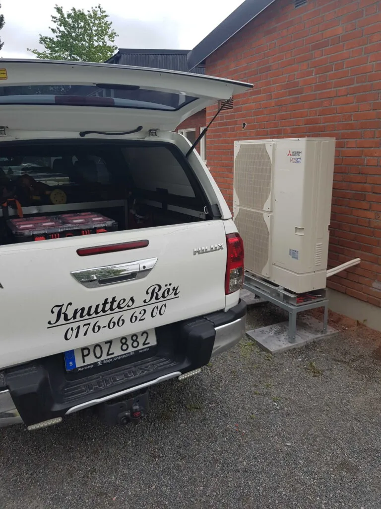 Utomhusdel för luft/vattenvärmepump monterad vid fastighet